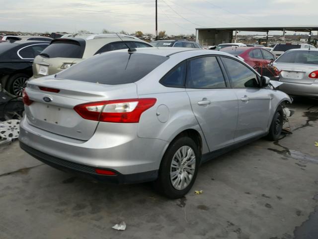 1FAHP3F20CL239145 - 2012 FORD FOCUS SE SILVER photo 4