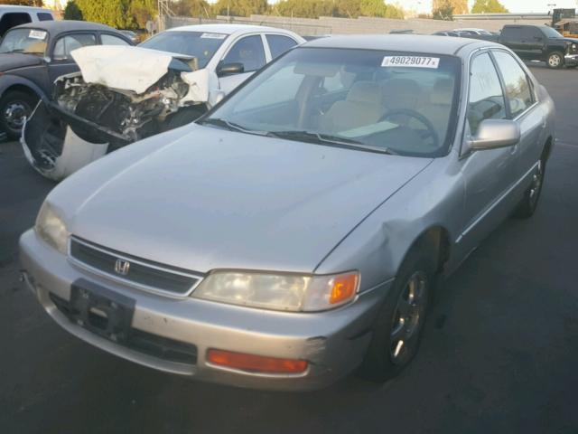 1HGCD569XTA205734 - 1996 HONDA ACCORD VAL SILVER photo 2