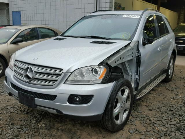 4JGBB86E58A423677 - 2008 MERCEDES-BENZ ML 350 SILVER photo 2