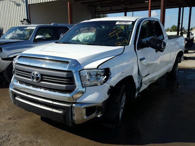 5TFRY5F19FX179622 - 2015 TOYOTA TUNDRA DOU WHITE photo 2