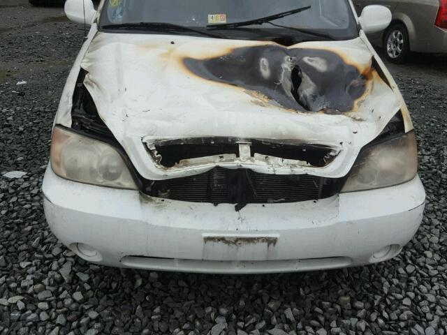 KNDUP131926232944 - 2002 KIA SEDONA EX WHITE photo 9