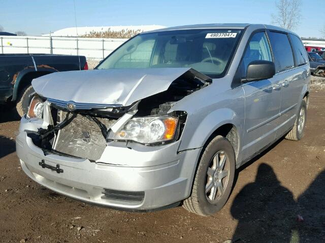 2A4RR2D18AR442389 - 2010 CHRYSLER TOWN & COU SILVER photo 2