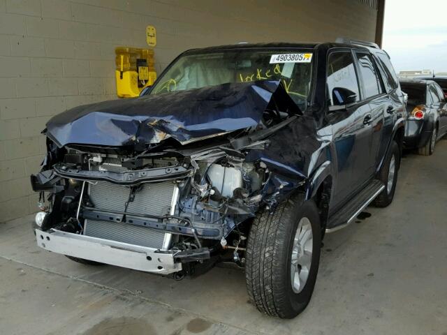 JTEZU5JR4J5166494 - 2018 TOYOTA 4RUNNER SR BLUE photo 2