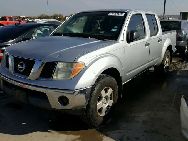 1N6AD07W75C439119 - 2005 NISSAN FRONTIER C SILVER photo 2