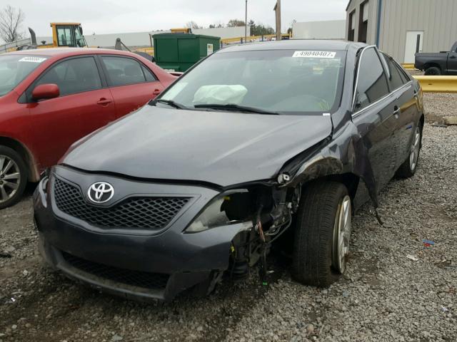 4T1BF3EK5BU663736 - 2011 TOYOTA CAMRY BASE GRAY photo 2