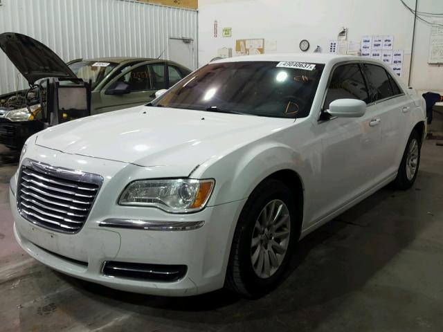 2C3CCAAG8DH626469 - 2013 CHRYSLER 300 WHITE photo 2