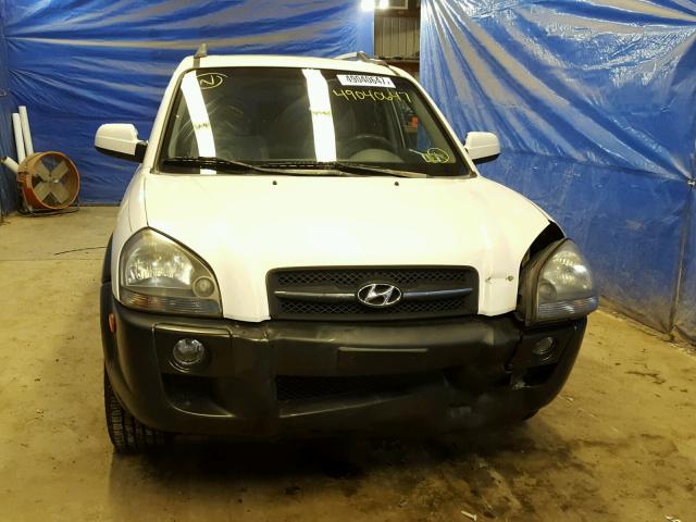 KM8JN72D55U098176 - 2005 HYUNDAI TUCSON GLS WHITE photo 9