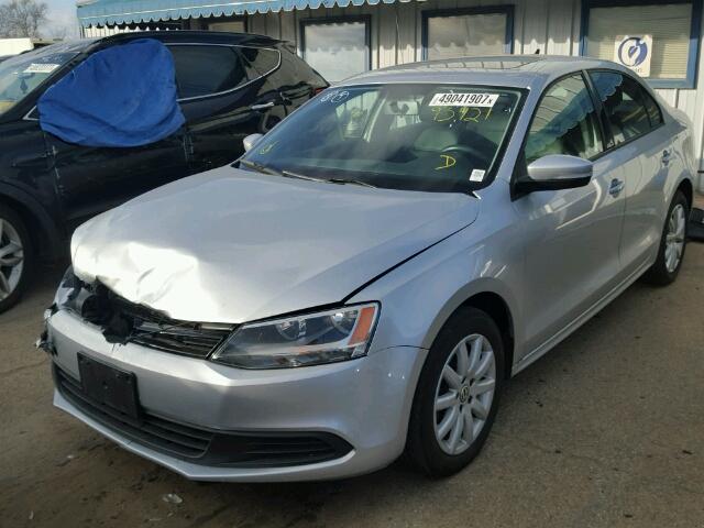 3VWDX7AJ6BM314827 - 2011 VOLKSWAGEN JETTA SE 银色 照片 2