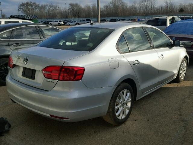 3VWDX7AJ6BM314827 - 2011 VOLKSWAGEN JETTA SE 银色 照片 4