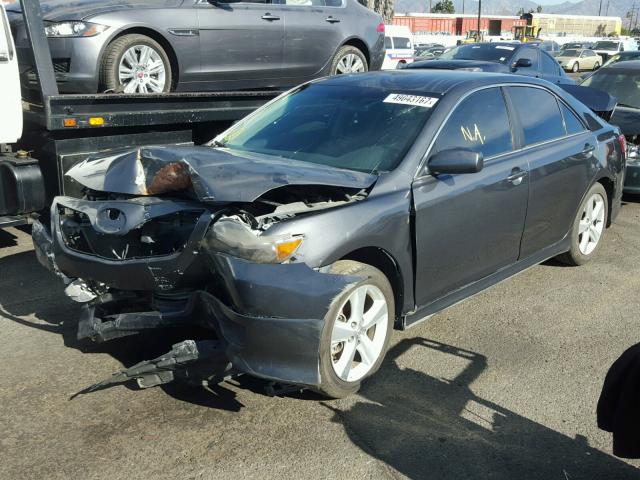 4T1BK3EK2BU124910 - 2011 TOYOTA CAMRY SE GRAY photo 2