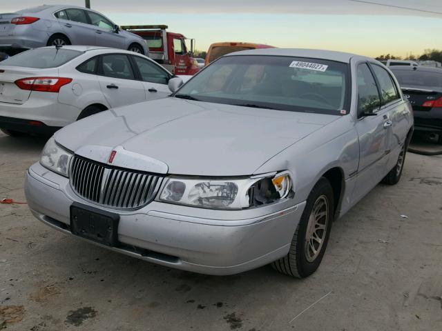 1LNHM82WXYY845101 - 2000 LINCOLN TOWN CAR S SILVER photo 2