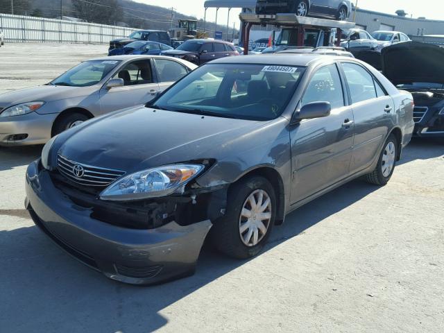 4T1BE32K15U981090 - 2005 TOYOTA CAMRY LE ნაცრისფერი ფოტო 2