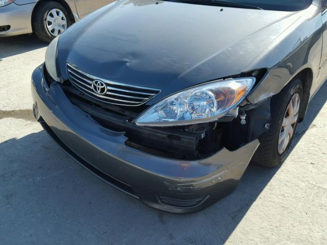 4T1BE32K15U981090 - 2005 TOYOTA CAMRY LE ნაცრისფერი ფოტო 9