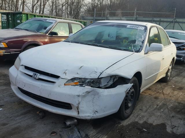 1HGCG565XWA107246 - 1998 HONDA ACCORD EX WHITE photo 2