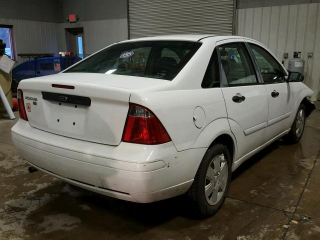 1FAFP34N07W239980 - 2007 FORD FOCUS ZX4 WHITE photo 4