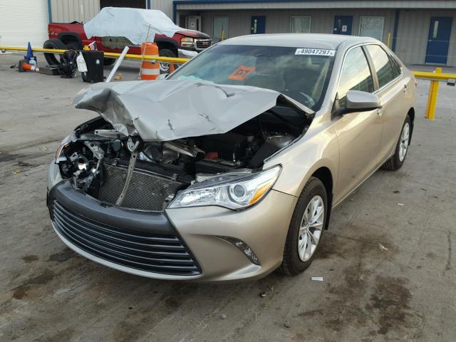 4T4BF1FK3GR556913 - 2016 TOYOTA CAMRY LE ბეჟი ფოტო 2