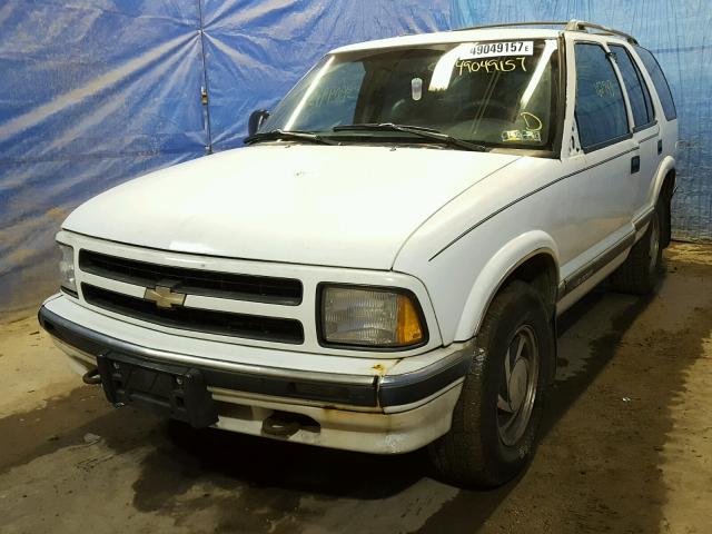 1GNDT13W3V2135698 - 1997 CHEVROLET BLAZER WHITE photo 2