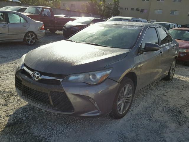 4T1BF1FK9HU320293 - 2017 TOYOTA CAMRY LE ნაცრისფერი ფოტო 2