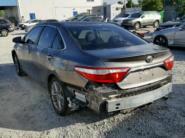 4T1BF1FK9HU320293 - 2017 TOYOTA CAMRY LE ნაცრისფერი ფოტო 3