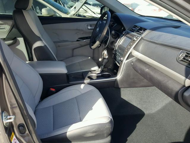 4T1BF1FK9HU320293 - 2017 TOYOTA CAMRY LE ნაცრისფერი ფოტო 5