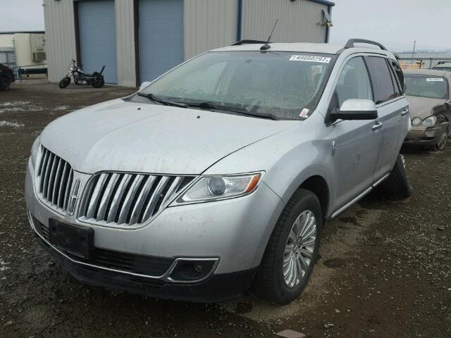 2LMDJ8JK4DBL21721 - 2013 LINCOLN MKX SILVER photo 2