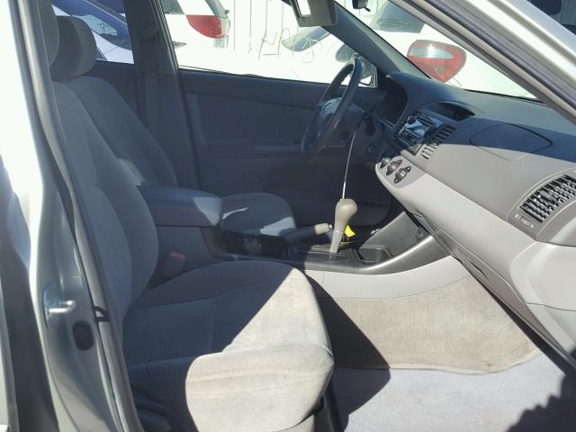 JTDBE32KX30154925 - 2003 TOYOTA CAMRY LE ვერცხლისფერი ფოტო 5