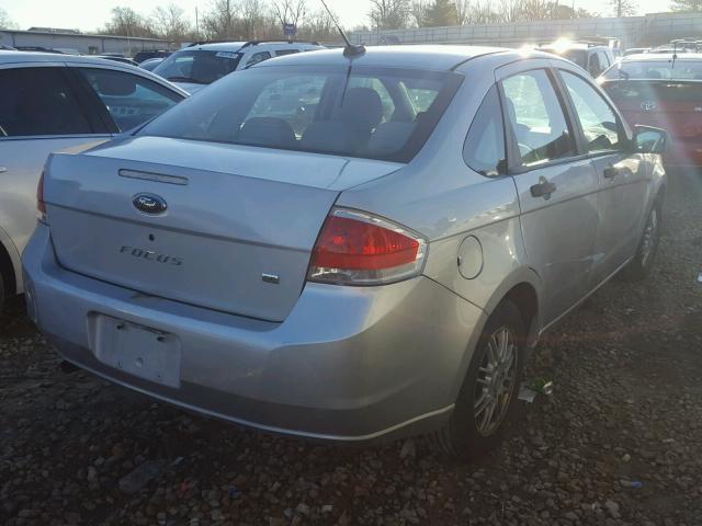 1FAHP35N69W104965 - 2009 FORD FOCUS SE SILVER photo 4