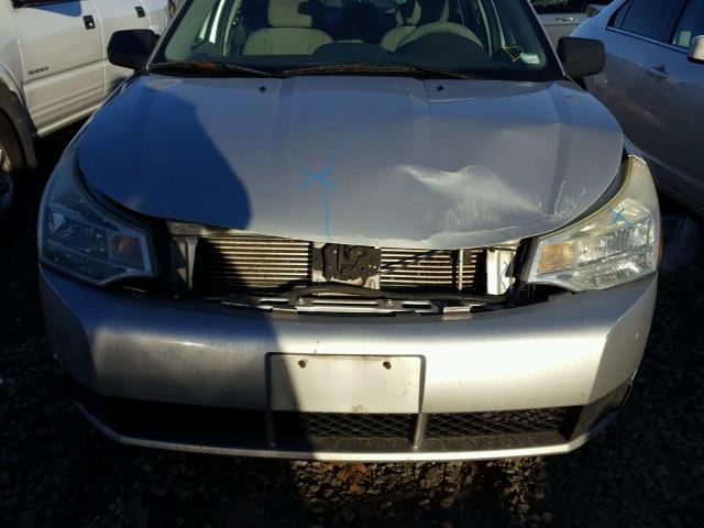 1FAHP35N69W104965 - 2009 FORD FOCUS SE SILVER photo 9