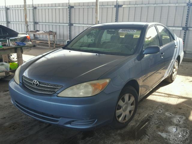 4T1BE32K02U576026 - 2002 TOYOTA CAMRY LE BLUE photo 2