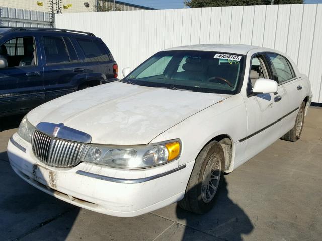 1LNHM82W12Y608696 - 2002 LINCOLN TOWN CAR S WHITE photo 2