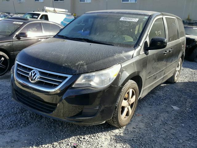 2V4RW3D11AR159102 - 2010 VOLKSWAGEN ROUTAN SE BLACK photo 2