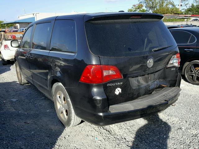 2V4RW3D11AR159102 - 2010 VOLKSWAGEN ROUTAN SE BLACK photo 3