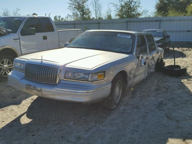 1LNLM82WXVY732433 - 1997 LINCOLN TOWN CAR S SILVER photo 2