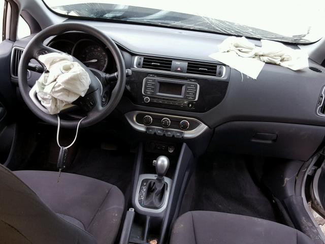 KNADM4A3XG6565575 - 2016 KIA RIO LX Արծաթագույն լուսանկար 9