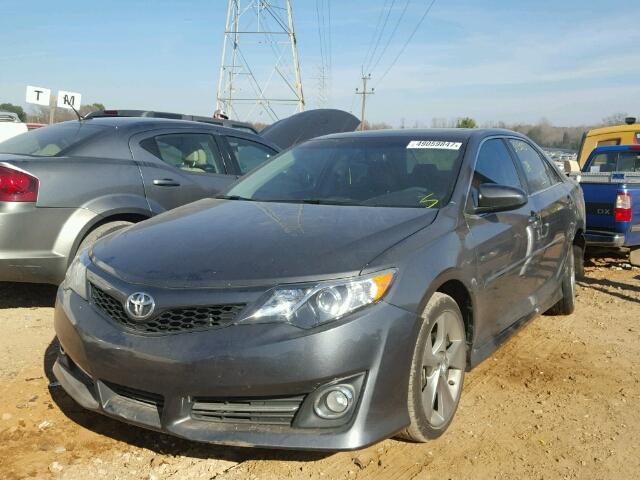 4T1BK1FK4EU542084 - 2014 TOYOTA CAMRY SE GRAY photo 2