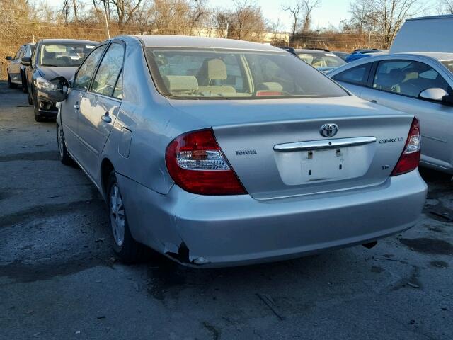 4T1BF32K64U586625 - 2004 TOYOTA CAMRY LE 银色 照片 3