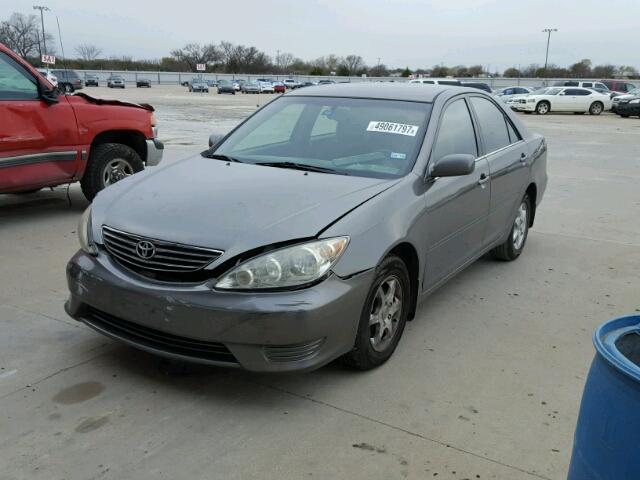 4T1BE32KX5U630940 - 2005 TOYOTA CAMRY LE GRAY photo 2