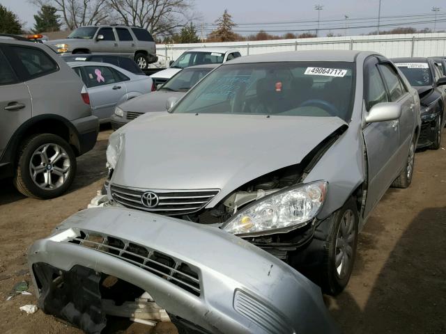 4T1BE30K95U094243 - 2005 TOYOTA CAMRY LE ვერცხლისფერი ფოტო 2