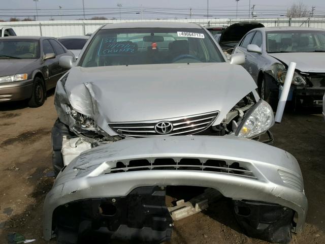 4T1BE30K95U094243 - 2005 TOYOTA CAMRY LE SILVER photo 9