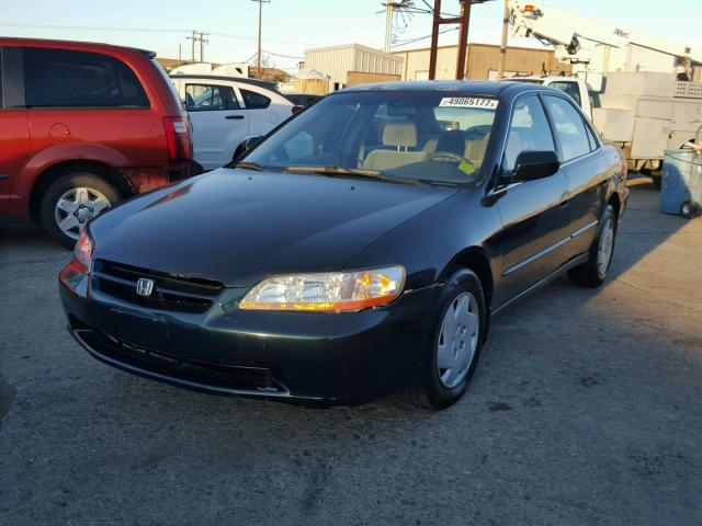 1HGCG1649YA026323 - 2000 HONDA ACCORD LX GREEN photo 2