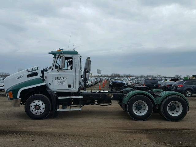 1M1AA12Y72W145465 - 2002 MACK 600 CH600 WHITE photo 9