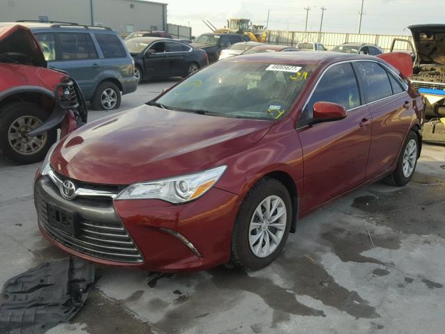 4T1BF1FK9HU685315 - 2017 TOYOTA CAMRY LE RED photo 2