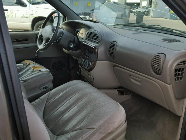 1C4GT64L0XB558832 - 1999 CHRYSLER TOWN & COU BROWN photo 5