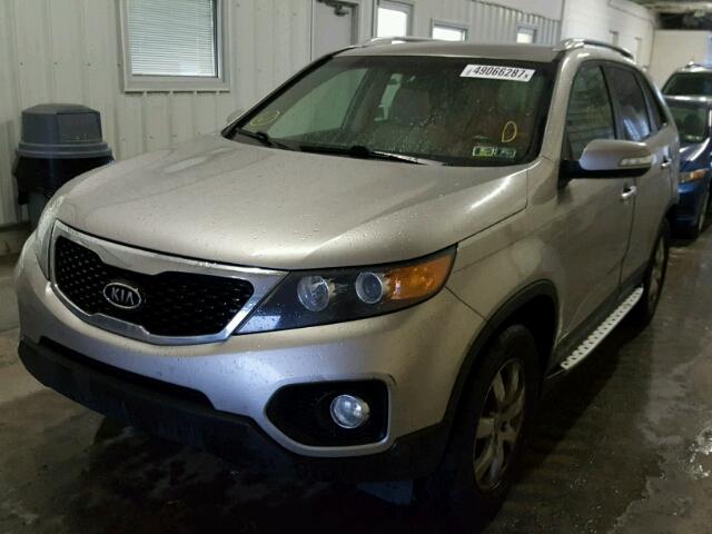 5XYKTDA27CG277766 - 2012 KIA SORENTO BA SILVER photo 2