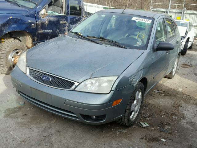 3FAFP37N75R105592 - 2005 FORD FOCUS ZX5 GREEN photo 2