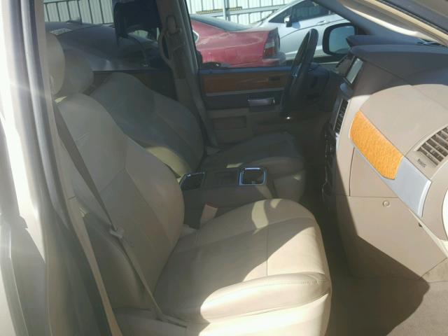 2A8HR64X18R777025 - 2008 CHRYSLER TOWN & COU BROWN photo 5