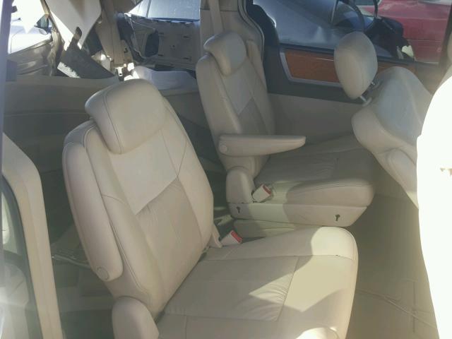 2A8HR64X18R777025 - 2008 CHRYSLER TOWN & COU BROWN photo 6