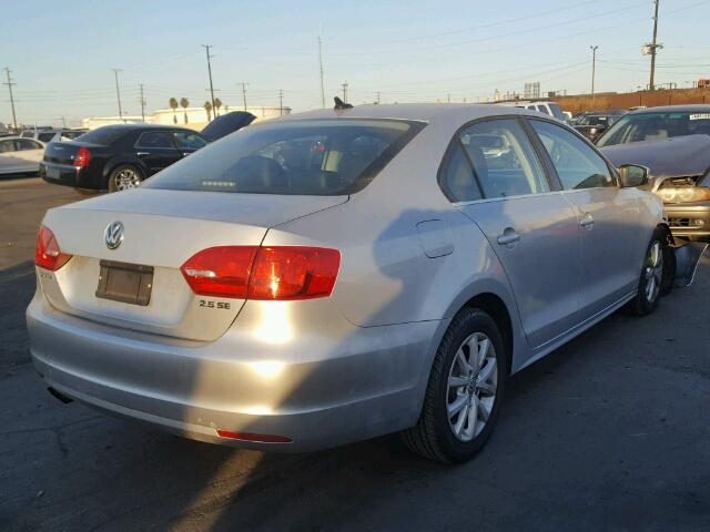 3VWDP7AJ6DM409312 - 2013 VOLKSWAGEN JETTA SE SILVER photo 4