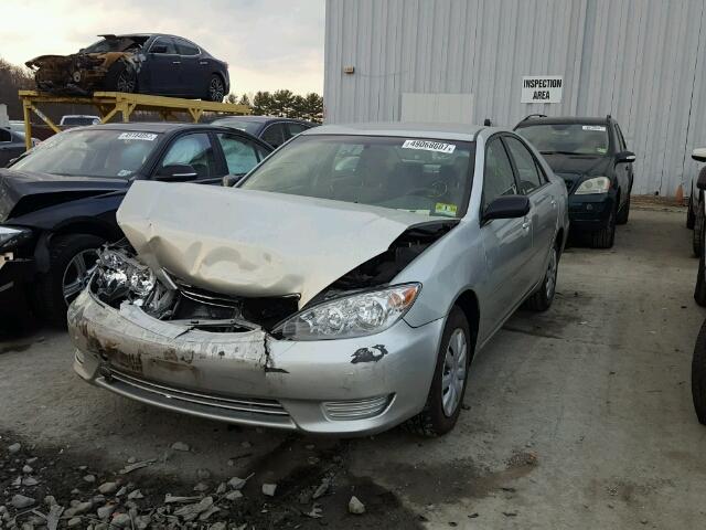 JTDBE32KX63048543 - 2006 TOYOTA CAMRY LE SILVER photo 2