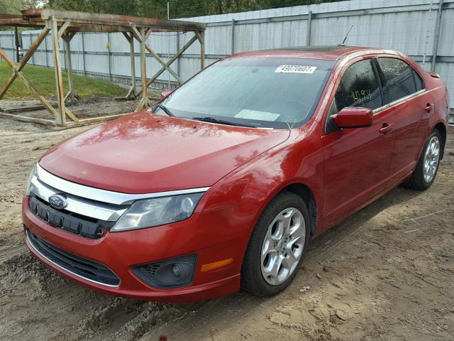 3FAHP0HA1AR182875 - 2010 FORD FUSION SE RED photo 2